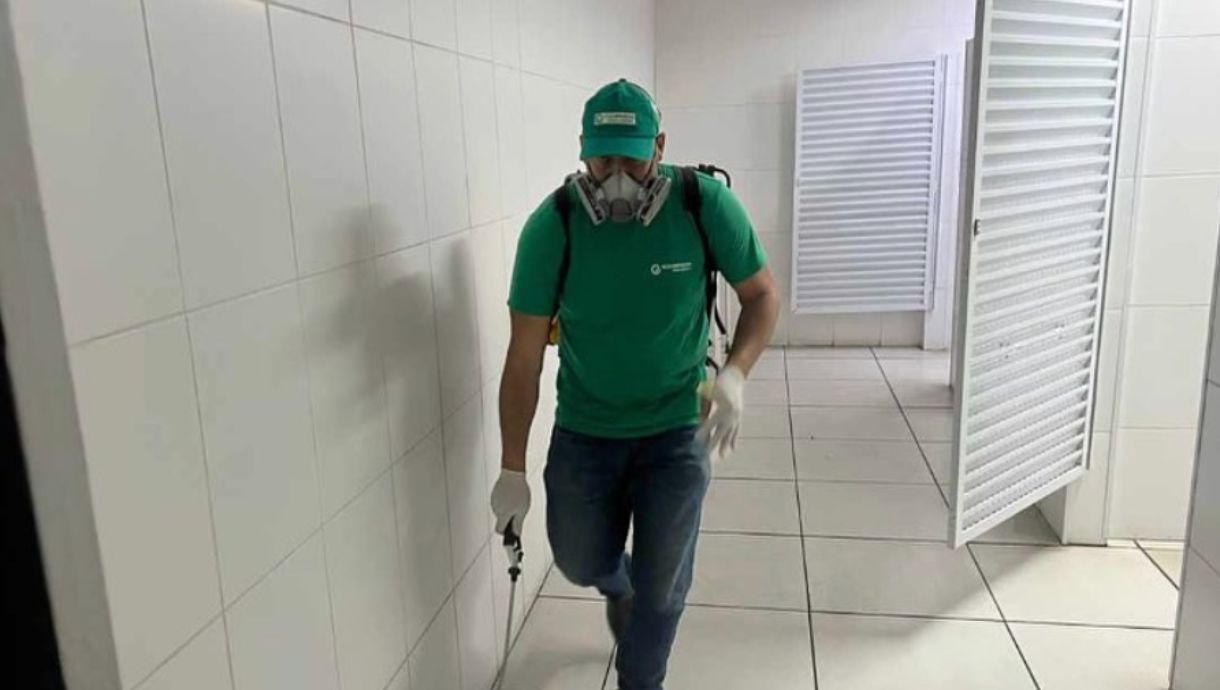 Técnico realizando dedetização de baratas em ambiente interno na Grande São Paulo